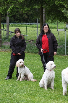 Tina und Daniela warten