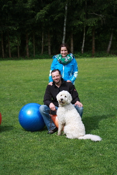 Michaela und Markus mit Goldendoodle Nanook