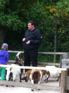 Michael hilft Neele beim Füttern der Ziegen