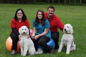 Frauchen Cheffe Lea mit Doodle Annie und Sheela