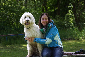 Michaela mit Nanook auf dem Steg