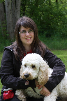 Daniela und Janosch sitzen auf dem Steg