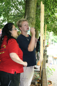 An der Tafel zur Eintragung auf die Wiese