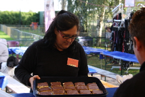 Tina testet den gespendeten Kuchen